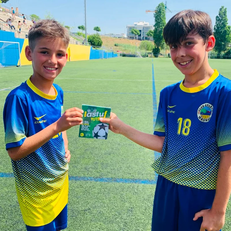 LASTUF Gioco di Calcio per Bambini Gioco di Carte da Tavolo per Famiglie Giochi di Società per Ragazzi e Ragazze - Multilingua con Italiano - 81 carte - Regalo di calcio da 6 anni