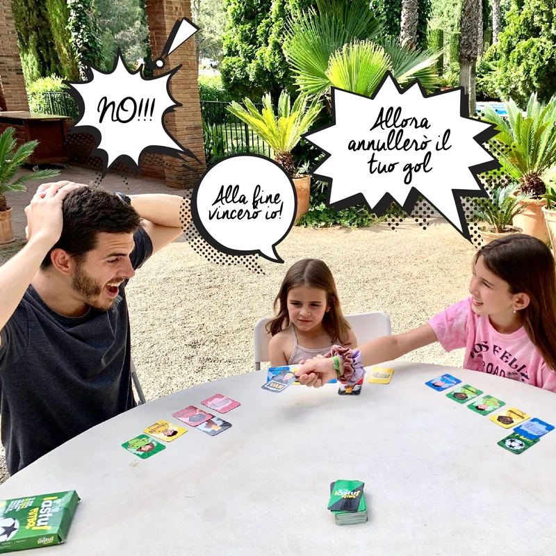 LASTUF Gioco di Calcio per Bambini Gioco di Carte da Tavolo per Famiglie Giochi di Società per Ragazzi e Ragazze - Multilingua con Italiano - 81 carte - Regalo di calcio da 6 anni