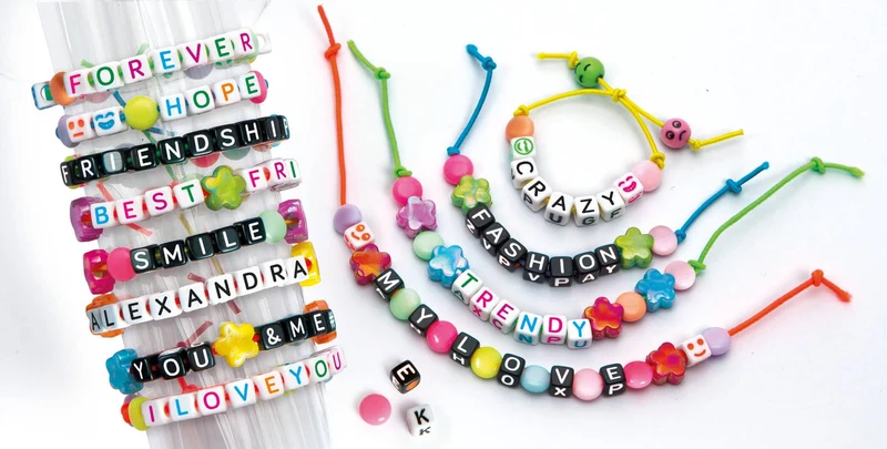 Clementoni Crazy Chic - Message Bracelets, Kit Gioielli Creativi per Bambini 7+ Anni, Braccialetti e Collane Personalizzabili con Lettere e Perline Colorate, Idea Regalo per Bambine, 18634