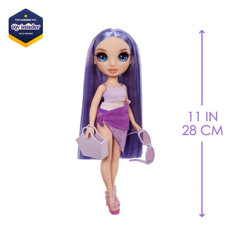 Rainbow High Swim & Style - Violet (viola) - Bambola da 28 cm con confezione scintillante e oltre 10 outfit - Costume da bagno rimovibile, sandali, accessori divertenti - Età 4-12 anni