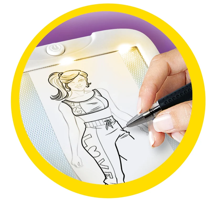 Clementoni Idea - Fashion Designer, Lavagna Luminosa Creativa per Bambine 7+ Anni, Set Abbigliamento con Supporto Pieghevole, Disegni e Modelli Unici, Gioco Creativo, Made in Italy, 18715