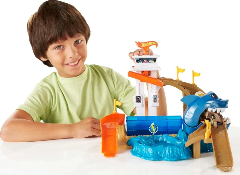 Hot Wheels- Playset Lo Squalo Sta Attaccando, Pista con Macchinina Cambia Colore, Giocattolo per Bambini 4+Anni, BGK04