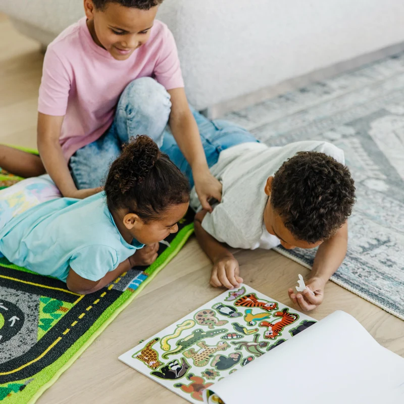 Melissa & Doug | Libro adesivi attacca e stacca bambini | Album stickers animali fattoria, dinosauri, animali marini, savana | Giochi da viaggio creativi per bambini e bambine dai 3 anni in sù
