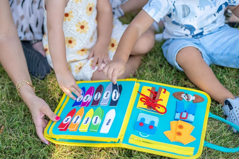 LUDAZON® Valigetta Montessori per lo Sviluppo delle Capacità Intellettive, Busy Board 1 2 3 4 5 Anni, Intrattiene per ore a Casa, al Ristorante, e in Viaggio. GUARDA IL VIDEO