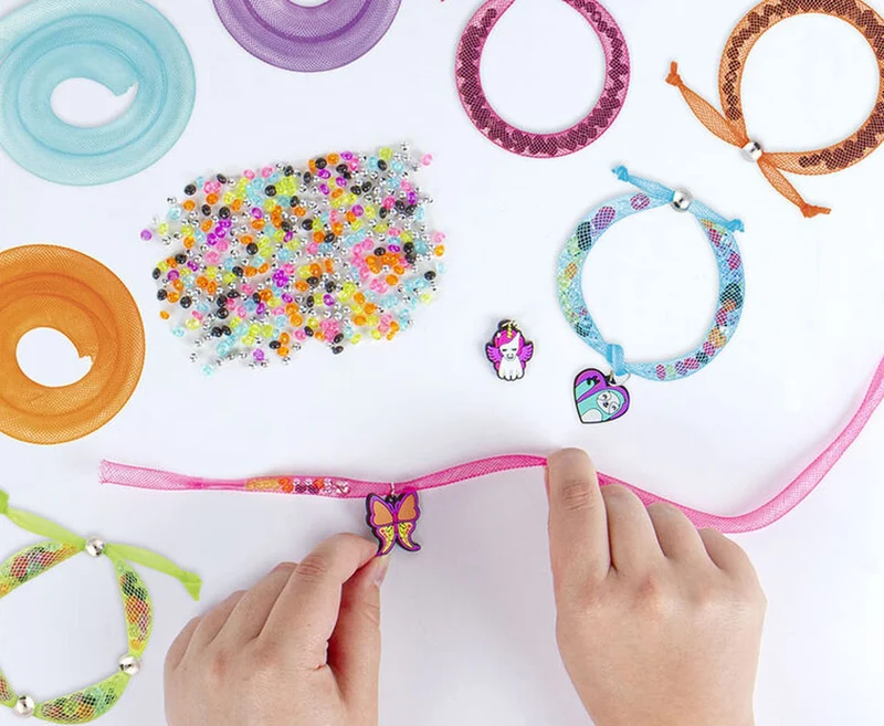CRAYOLA Fashion Angels - Set Crea i Tuoi Braccialetti Unicorn Magic, attività Creativa e Regalo per Bambine, da 8 Anni