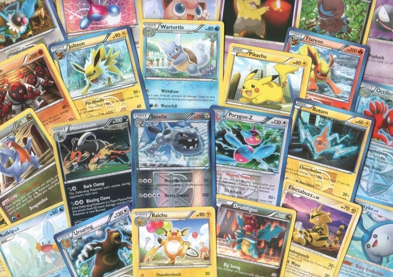 Pokèmon Company International - Confezione assortita da 100 carte collezionabili dei Pokemon
