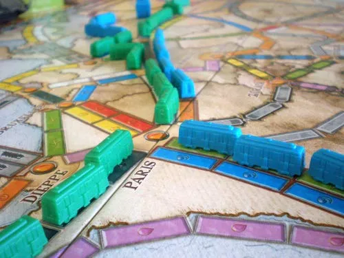 Asmodee - Ticket to Ride Europa , Gioco da Tavolo Avventura Ferroviaria, Divertimento per Famiglie e Giocatori Esperti, Costruisci Reti Ferroviarie - 2-5 Giocatori, 8+ Anni, Edizione in Italiano