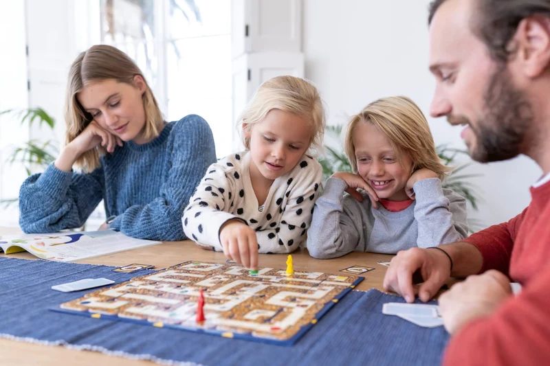Ravensburger - Labirinto Disney 100° Anniversario, Gioco da Tavolo per Tutta la Famiglia, 2-4 Giocatori, Idea Regalo per Bambini 7+ Anni, Edizione in Italiano