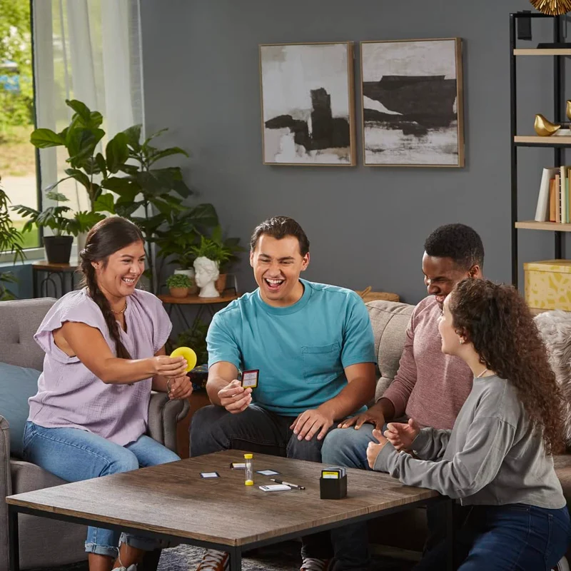 Hasbro Taboo classico, gioco di società con parole da indovinare per adulti e adolescenti, gioco da tavolo per 4 o più giocatori dai 13 anni in su