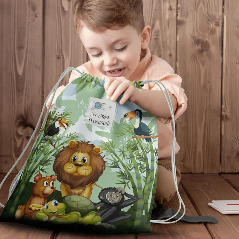 KAÏDENSÏ Sacca Asilo con Nome Personalizzata Giungla - Zainetto Asilo Nido 32x40 cm con Tasca Interna 20x10 cm - Zaino Asilo Bambino Originale per Bambini Piccoli