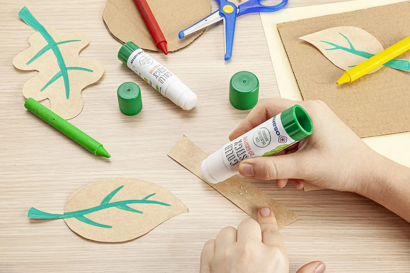 Osama - Colla Stick Extra Forte, 4 Pezzi + 1 Gratis, 10 gr - Set Colle Stick Ideale per Cancelleria Scuola, Ufficio e Università - Scorrevole, Resistente e Adatta ai Bambini, con Ingredienti Naturali