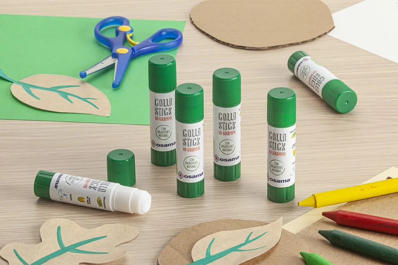 Osama - Colla Stick Extra Forte, 4 Pezzi + 1 Gratis, 10 gr - Set Colle Stick Ideale per Cancelleria Scuola, Ufficio e Università - Scorrevole, Resistente e Adatta ai Bambini, con Ingredienti Naturali