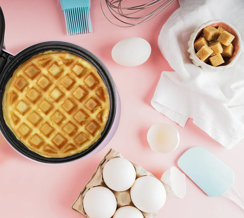 Bestron Waffle Maker, Piastra per waffel mini Ø10 cm, piccola macchina per waffel con rivestimento antiaderente, per compleanni di bambini, feste di famiglia, Pasqua o Natale, 550 watt, colore: rosa