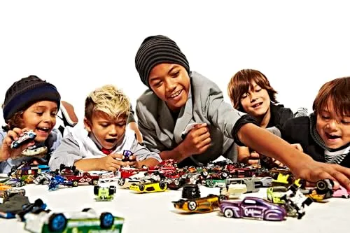 Hot Wheels Confezione da 5 Veicoli, Macchinine Hot Wheels in Scala 1:64 con Dettagli Autentici, Scegli tra I Temi e i Modelli e Collezionale Tutte, Giocattolo per Bambini, 3+ Anni, 01806