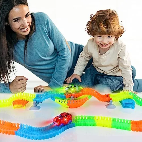 Pista Macchinine Luminosa Elettriche Auto Giocattolo Flessibile Pista Macchinine Colorate Carrera 240 Pezzi con 2 Glow Cars Macchinine Giocattolo per Bambini 3 4 5 6 Anni