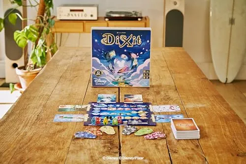Asmodee - Dixit: Disney - Gioco da Tavolo di Fantasia e Immaginazione con i Personaggi Disney, 3-6 Giocatori, 8+ Anni, Edizione in Italiano