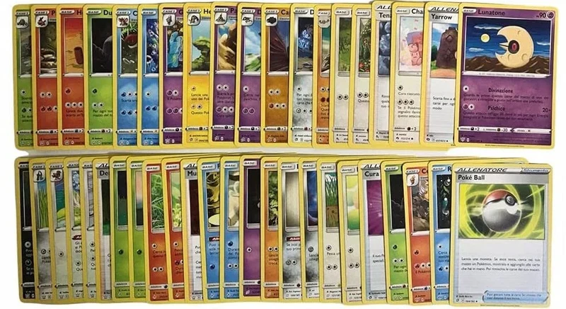 CardGame CSV Set Holo - 50 Carte pokemon Italiano originali + 5 carte speciali (Luccicanti) in 3 sleeve protettive Zero Doppie