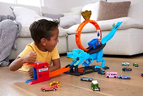 Hot Wheels - Hot Wheels City Pista con 1 macchinina, sfreccia attraverso un loop gigante per sconfiggere il mega dinosauro, acrobatica da corsa con T-Rex, giocattolo per bambini 4+ Anni, HNP77