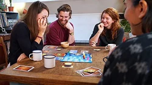 Asmodee - Dixit - Gioco da Tavolo di Immaginazione e Fantasia, 3-8 Giocatori, 8+ Anni, Edizione in Italiano