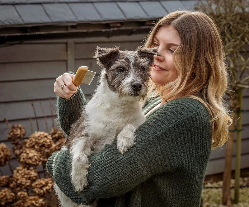 Mikki Pettine Anti-Grovigli Fine in bambù, per Pelo Liscio Corto E Medio, per Cani E Gatti, Realizzato con bambù Sostenibile, per Rimuovere Grovigli E Nodi dal Pelo - 50 g