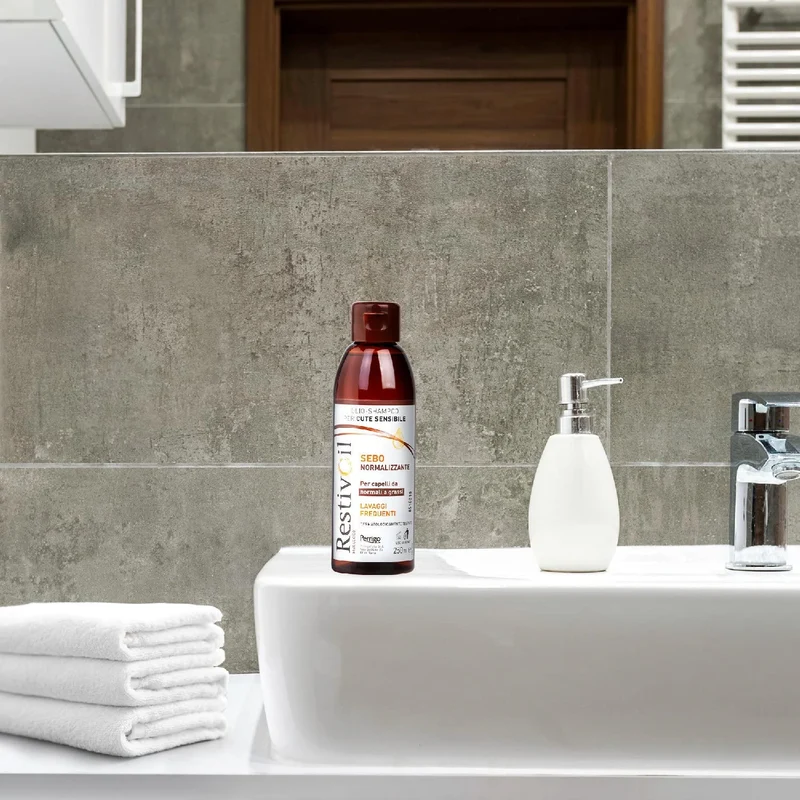 Restivoil Fisiologico Sebonormalizzante Olio-Shampoo per Cute Sensibile e per Capelli Normali e Grassi, Senza Agenti Schiumogeni e Aggressivi - 250 ml