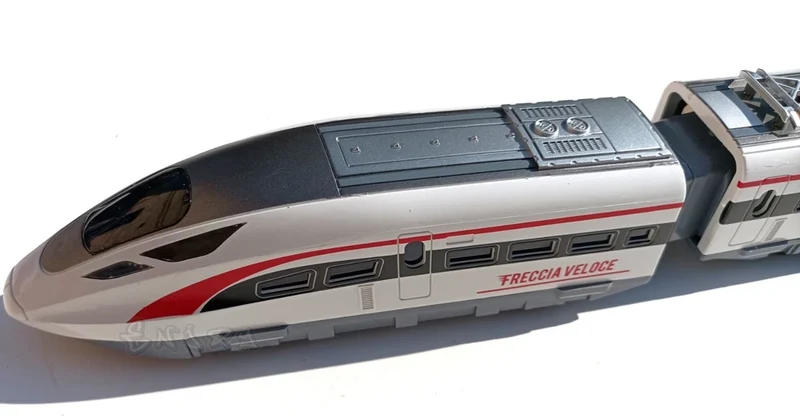 Pista elettrica a batteria pista del treno merci con vagoni