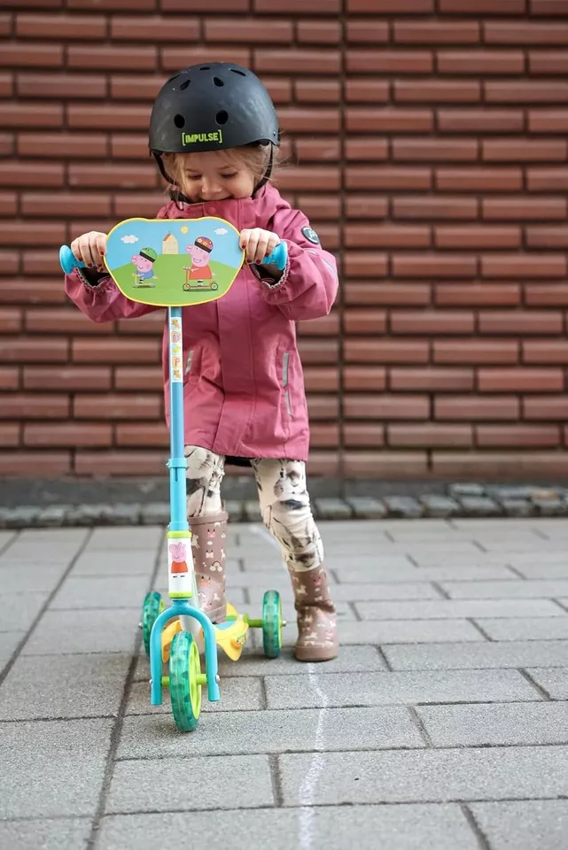 Monopattino a tre ruote con struttura in metallo e grafiche di Peppa Pig