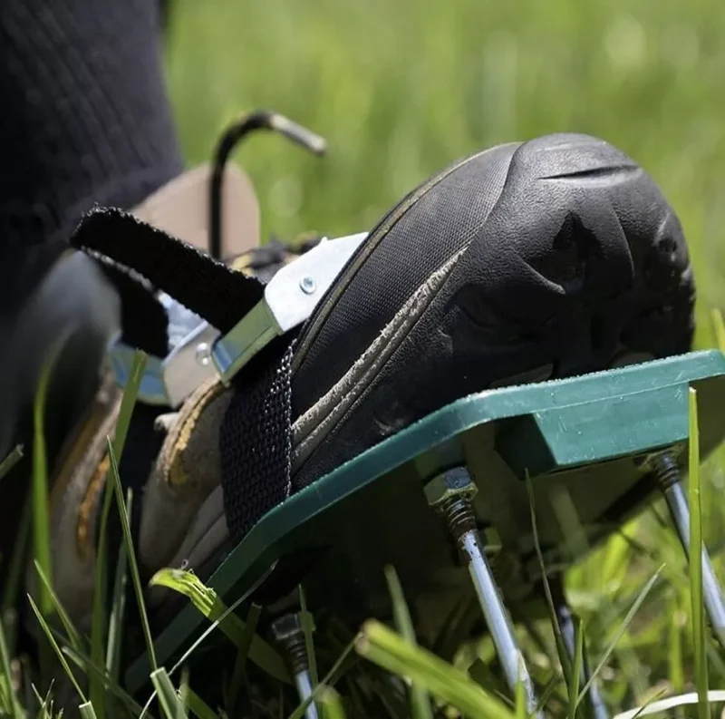 Aeratore scarificatore arieggiatore scarpe chiodate per prato giardino