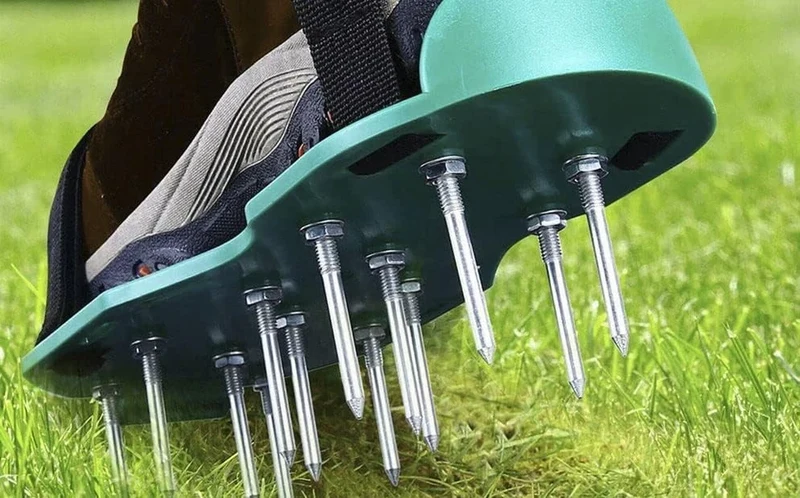 Aeratore scarificatore arieggiatore scarpe chiodate per prato giardino