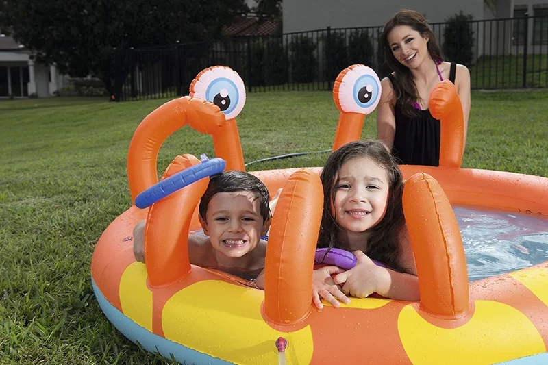Parco giochi gonfiabile per i più piccoli con giochi d'acqua