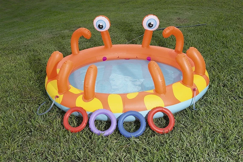 Parco giochi gonfiabile per i più piccoli con giochi d'acqua