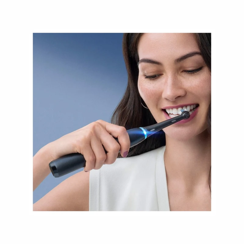 Oral-B Spazzolino Elettrico Ricaricabile iO 8S Nero, 2 Testine, 1 Custodia Da Viaggio, 1 Spazzolino
