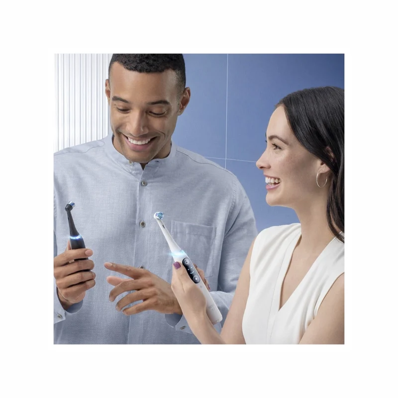 Oral-B Spazzolino Elettrico Ricaricabile iO 8S Nero, 2 Testine, 1 Custodia Da Viaggio, 1 Spazzolino